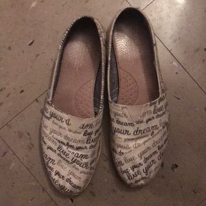 Used beige Toms “Live your dream” quotes